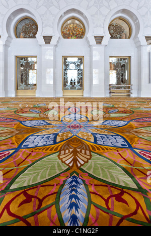 Preghiera interiore camera architettura e moquette in Sheikh Zayed Grande Moschea di Abu Dhabi, negli Emirati Arabi Uniti. Foto Stock