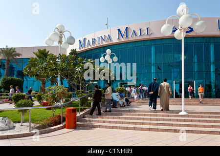 Gli acquirenti di entrare nel Centro Commerciale Marina di Abu Dhabi, negli Emirati Arabi Uniti. Foto Stock