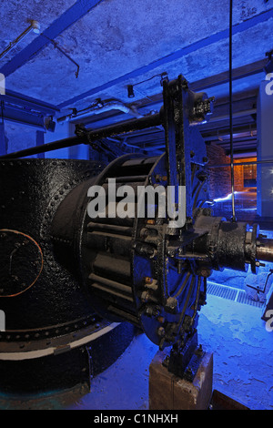 Engelskirchen, ehemalige Baumwollspinnerei Ermen & Engels, LVR-Industriemuseum, turbina im Keller mit blauer Lichtinszenierung Foto Stock