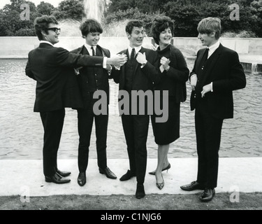 I favi REGNO UNITO gruppo pop nel 1964 con miele Lantree sui tamburi. Foto Tony Gale Foto Stock