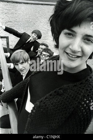 I favi REGNO UNITO gruppo pop nel 1964 con miele Lantree sui tamburi. Foto Tony Gale Foto Stock