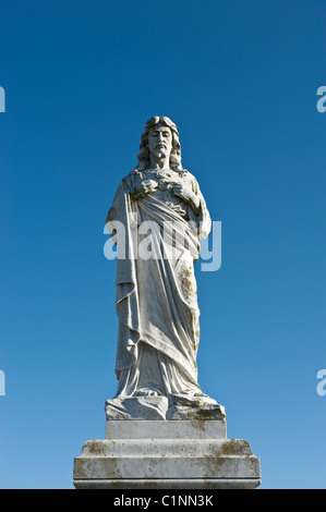 Una statua del Sacro Cuore di Gesù in un cimitero irlandese Foto Stock