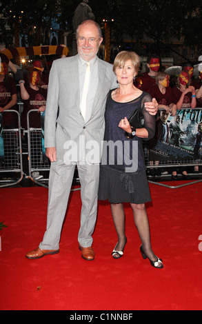 Jim Broadbent e Anastasia Lewis Premiere mondiale di Harry Potter e il Principe Mezzosangue all'Empire Leicester Square Foto Stock