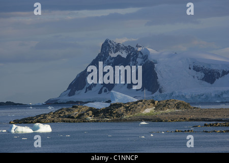 Rocky [Stonington Island] in [Marguerite Bay], [West Graham Land], Antartide Foto Stock