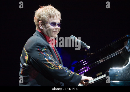 Elton John eseguire il concerto a Budapest, Ungheria, 2010. Foto Stock