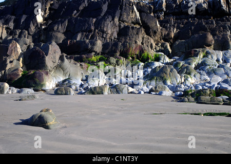 Strati di roccia a Poppit Sands Pembrokeshire Foto Stock