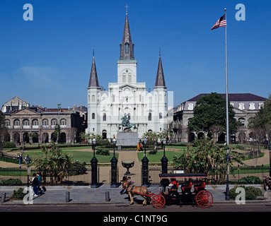 Carrozza a cavalli, Saint Louis Cathedral & Jackson Square, New Orleans, Louisiana, Stati Uniti d'America. Foto Stock