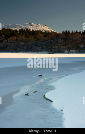 Congelati Burrator serbatoio e il picco coperto di neve di Sheepstor in Inverno sul Dartmoor Devon Regno Unito Foto Stock