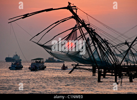 Cinese a sbalzo di reti da pesca al tramonto a Cochin (Kochi) sulla Costa di Malabar del Mare Arabico in Kerala Foto Stock