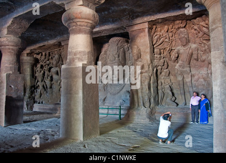 Elephanta Caves, rock-cut templi indù sull isola Elephanta attraverso il porto da Mumbai. Foto Stock