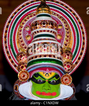 Tradizionale Kathakali performer, verde con il make-up noto come pacha carattere, a Cochin (Kochi), Kerala Foto Stock