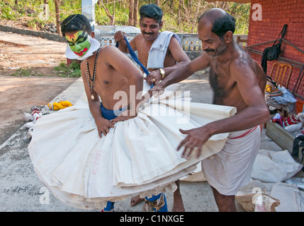 Attore Kathakali essendo montato con il suo costume. Foto Stock