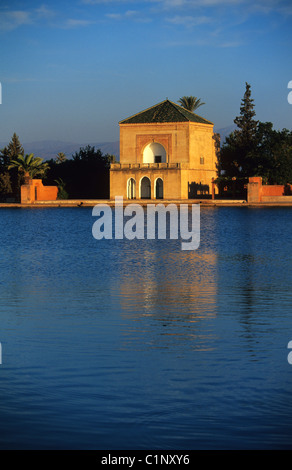 Marocco Alto Atlante Marrakech città imperiale La Menara elencati come patrimonio mondiale dall UNESCO Padiglione Saadiane & piscina in giardino Foto Stock