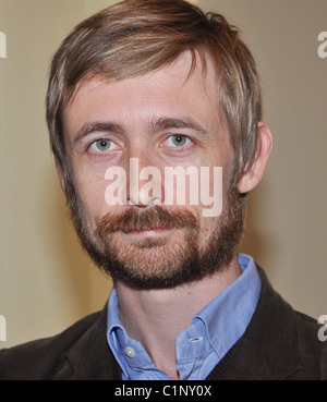 Neil Hannon una serata con Neil Hannon in conversazione con intervistatore John Kelly presso The Clarence Hotel Dublin, Irlanda Foto Stock