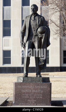 Una statua di bronzo del North Dakota, democratico leader politico John Burke situato in Bismarck North Dakota Foto Stock