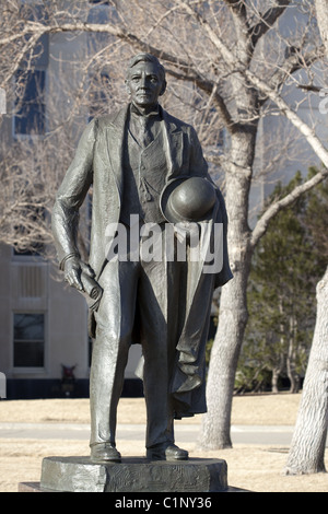 Una statua di bronzo del North Dakota, democratico leader politico John Burke situato in Bismarck North Dakota Foto Stock