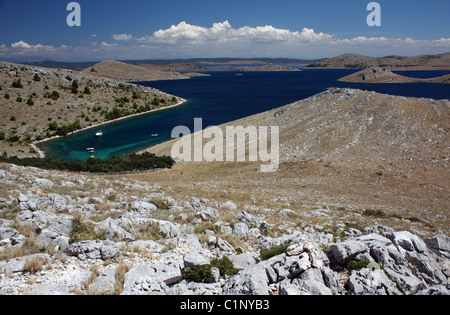 Conica di isole calcaree e colline delle isole di Kornati Parco Nazionale di Dalmazia costa della Dalmazia Croazia Foto Stock