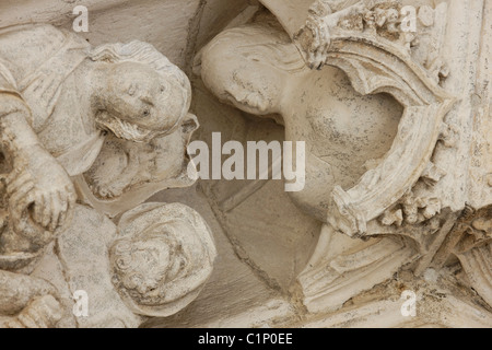 Ratisbona, Duomo di San Pietro, Hauptportal, Gewändefiguren, Frau mit Baumeisterzeichen Foto Stock