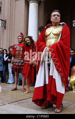 L'Italia, Sicilia, Marsala, la processione di Pasqua con attori che interpretano la Passione di Cristo Foto Stock