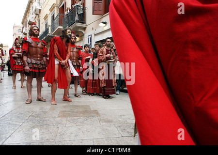 L'Italia, Sicilia, Marsala, la processione di Pasqua con attori che interpretano la Passione di Cristo Foto Stock