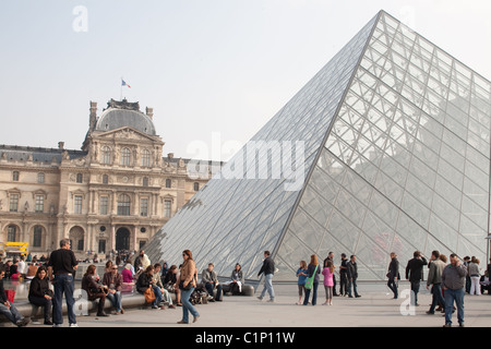 Piramide di vetro del Louvre di Parigi Francia Foto Stock