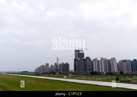 Complesso di appartamenti, gruppo di edifici nel quartiere Sanchong, visto dal Tamsui Riverside Park, Taipei, Taiwan Foto Stock