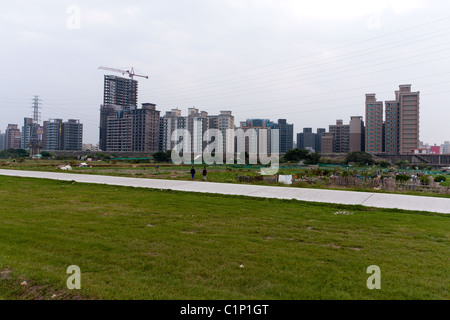 Complesso di appartamenti, gruppo di edifici nel quartiere Sanchong, visto dal Tamsui Riverside Park, Taipei, Taiwan Foto Stock