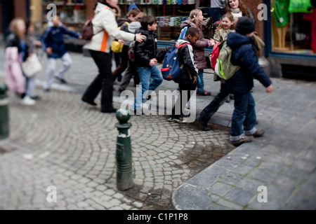 Un gruppo di bambini di scuola elementare a piedi durante un escursione fieldtrip in Bruxelles Belgio Foto Stock