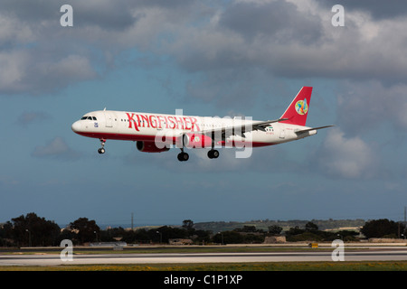 Kingfisher Airlines Airbus A321 che arrivano a Malta per pick up Indian sfollati dalla Libia durante la crisi libica, 5 marzo 2011 Foto Stock