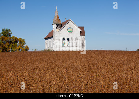 Abbandonata vecchia chiesa rurale sul campo su una collina Foto Stock