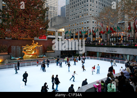 Stati Uniti New York City Manhattan Rockefeller Center pista di pattinaggio su ghiaccio il gigantesco albero di Natale & Prometeo scultura di Foto Stock