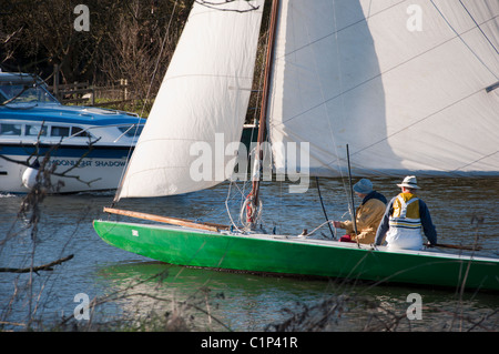 I pensionati la vela di una barca sul Norfolk Broads Foto Stock