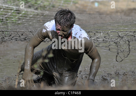 I concorrenti splash attraverso il pozzo del fango al 2010 Phitathalon in Marysville, Ohio Foto Stock