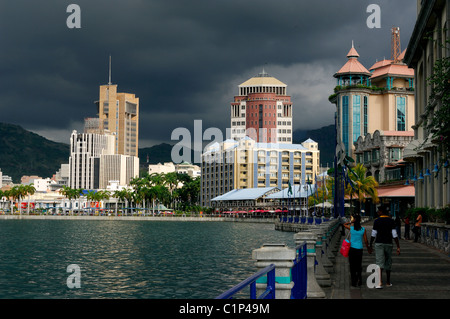 Isola Mauritius, edifici della capitale Port-Louis vista da Caudan Waterfront Foto Stock