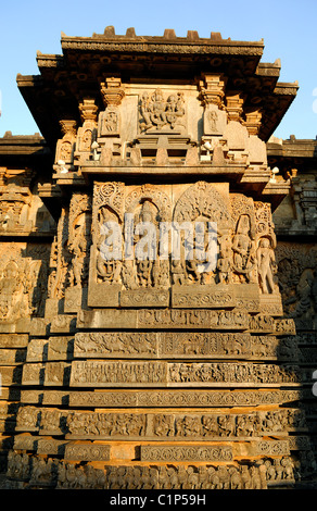 India Karnataka Halebid Hoysaleswara temple nel Hoysala architettura di stile dai muri ricoperti di alto rilievo delle sculture di Foto Stock