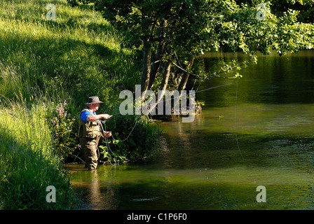 Francia, Calvados, Pays d' Auge, Graule cristiana, la pesca a mosca sul fiume Touques Foto Stock