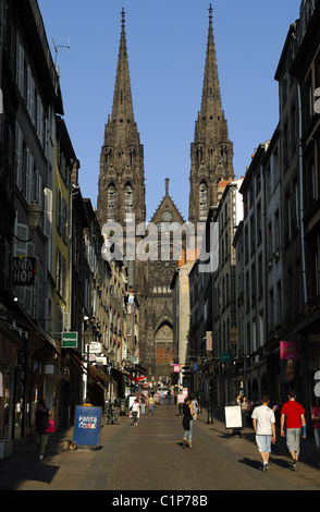 Francia, Puy de Dome, Clermont Ferrand, la cattedrale di Notre Dame de l'Assomption cathedral et rue des Gras Foto Stock