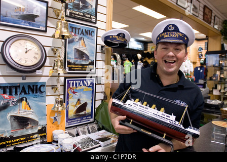 Regno Unito Irlanda del Nord (Ulster) Belfast Smyth's Irish biancheria negozio il Royal Avenue specializzato in Titanic negozio di souvenir Foto Stock
