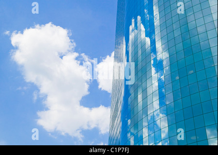 Il cloud e la riflessione sul Palazzo di Vetro Foto Stock