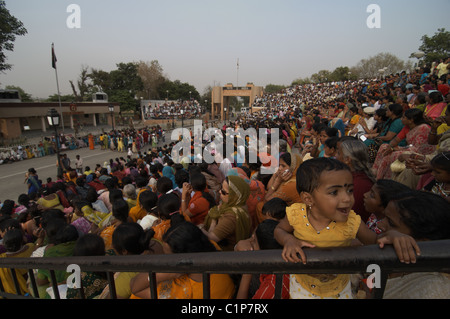 La folla indiana - compresi i turisti - al Pakistan/India border cerimonia di chiusura a Wagah. Foto Stock