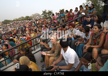 La folla indiana - compresi i turisti - al Pakistan/India border cerimonia di chiusura a Wagah. Foto Stock