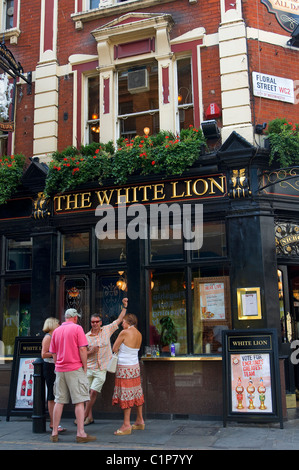 Regno Unito, London, Westminster, il White Lion pub a Floral angolo di strada Foto Stock