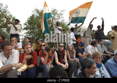 La folla indiana - compresi i turisti - al Pakistan/India border cerimonia di chiusura a Wagah. Foto Stock