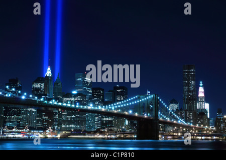 Il Ponte di Brooklyn e le torri delle luci di notte Foto Stock