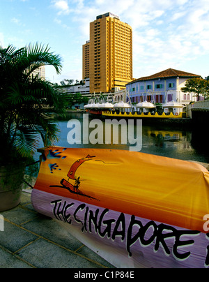 Singapore. Singapore River View con hooters e hotel romanzo in background. © Bob Kreisel Foto Stock