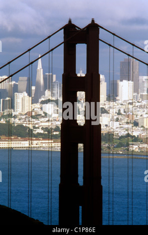 San Francisco, California. Golden Gate Bridge con skyline di San Francisco in background. © Bob Kreisel Foto Stock