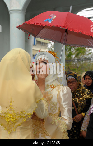 Mettendo sul make up, sposa a nozze islamica , comunità musulmana , bangkok, Thailandia Foto Stock