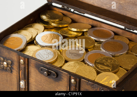 Aprire la scatola piena con oro monetario in euro Foto Stock