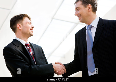 Ritratto di due imprenditori felice lo handshaking dopo che colpisce molto promettente Foto Stock