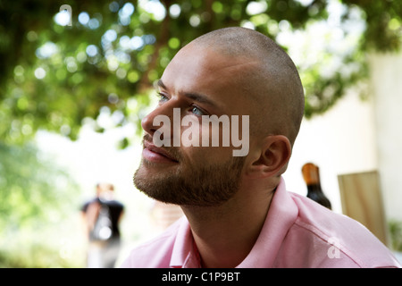 Uomo che guarda lontano Foto Stock